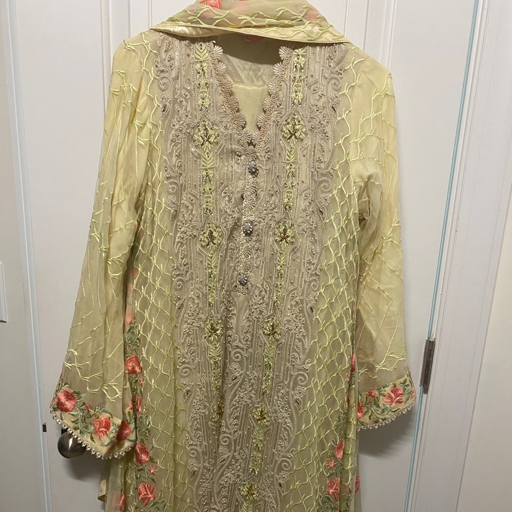 Preowned yellow shirt with trouser and dupatta size Medium